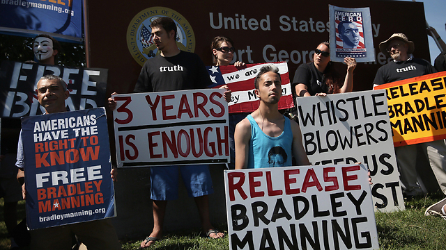 הפגנה למען מנינג מחוץ לבית המשפט, בעת הרשעתו. "לאמריקנים יש זכות לדעת" (צילום: AFP) (צילום: AFP)