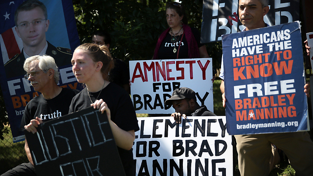 מפגינים למען מנינג מחוץ לבית המשפט. "לאמריקנים הזכות לדעת" (צילום: AFP) (צילום: AFP)