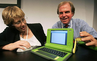 ניקולס נגרפונטה והמחשב ב-100 דולר. מופעל באמצעות מנואלה בלבד (צילום: איי פי) (צילום: איי פי)