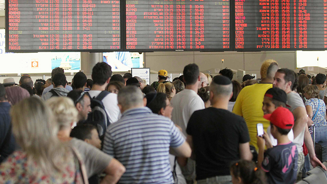 Ben Gurion Airport crowded with Israelis traveling abroad (Photo: Ido Erez)