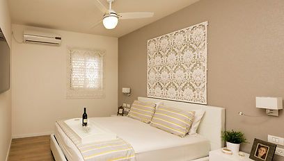 חדר ההורים מעוצב בגווני לבן ואפור עם וילונות דקורטיביים (צילום: נדב פקט) (צילום: נדב פקט)