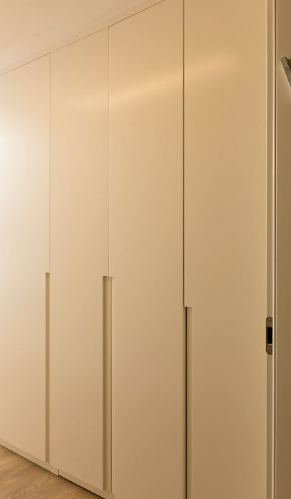 בחדר השינה ארונות הכוללים דלת נפתחת לחדר האמבטיה (צילום: נדב פקט) (צילום: נדב פקט)
