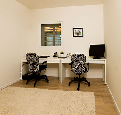 חדר העבודה עוצב בגווני לבן שבור ואפור עם עמדות עבודה מקיר לקיר (צילום: נדב פקט) (צילום: נדב פקט)