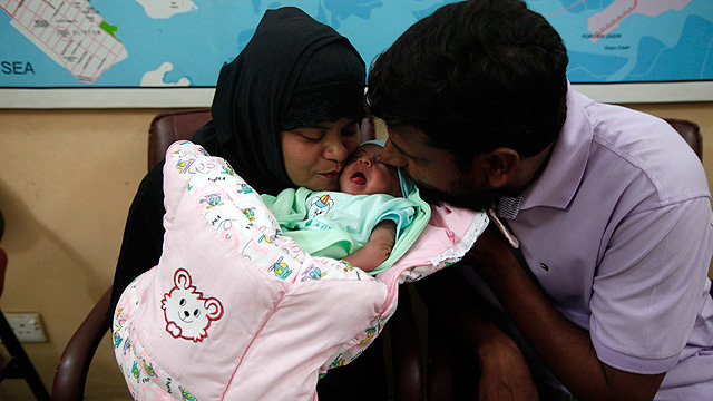 זוג חשוך ילדים שזכה בתינוקת פטימה (צילום: רוירטס) (צילום: רוירטס)