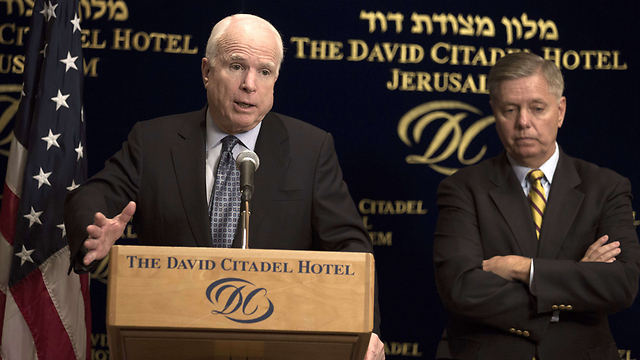 מקיין וגראהם בביקור בירושלים. מבקרים ארסיים ועכשיו שליחי הנשיא (צילום: AFP) (צילום: AFP)