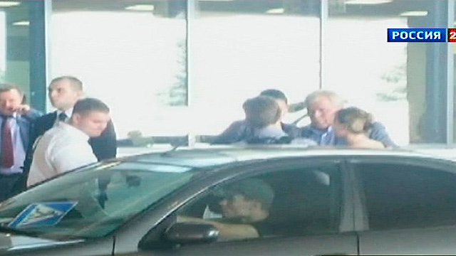 חופשי. סנואודן עוזב את הטרמינל (צילום: רויטרס) (צילום: רויטרס)