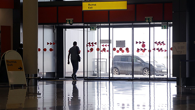 רוצה הביתה. סנואודן ביציאה משדה התעופה במוסקבה (צילום: EPA) (צילום: EPA)