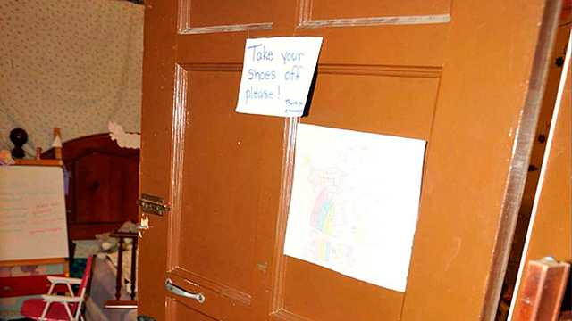 דלת הכניסה לאחד החדרים (צילום: רויטרס) (צילום: רויטרס)