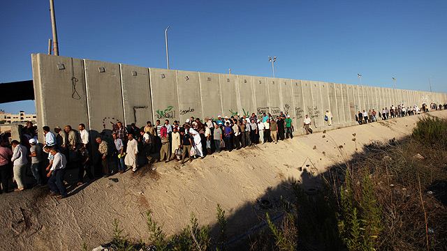 מחרימים בגלל ההפרות הישראליות בשטחים. גדר ההפרדה בשועפט (צילום: EPA) (צילום: EPA)