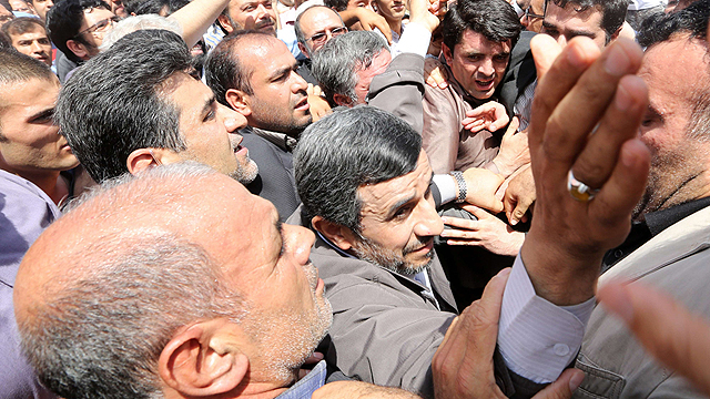 רגע לפני פרידה: אחמדינג'אד וההמונים, היום (צילום: AFP) (צילום: AFP)