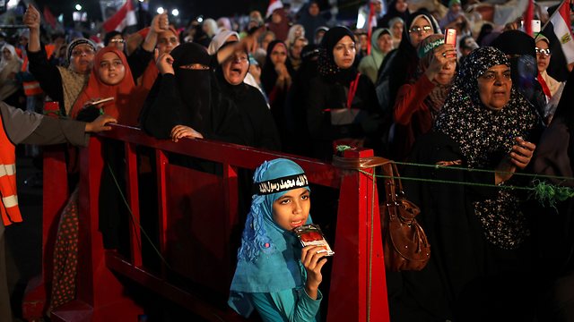 יילכו הביתה? תומכי מורסי ו"האחים המוסלמים" בקהיר (צילום: AP) (צילום: AP)