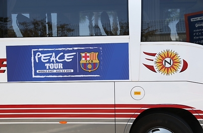 האוטובוס שהוקצה לברצלונה לביקור בארץ (צילום: מוטי קמחי) (צילום: מוטי קמחי)