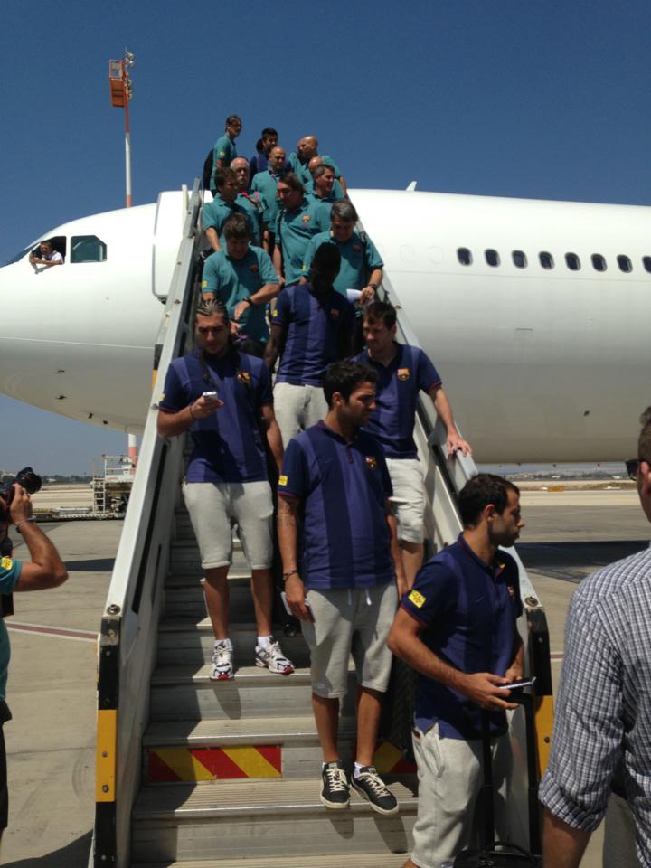 שחקני ברצלונה יורדים מהמטוס (צילום: באדיבות דבי תקשורת) (צילום: באדיבות דבי תקשורת)
