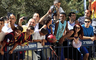 האוהדים הישראלים מחכים לשחקנים (צילום: חיים צח) (צילום: חיים צח)