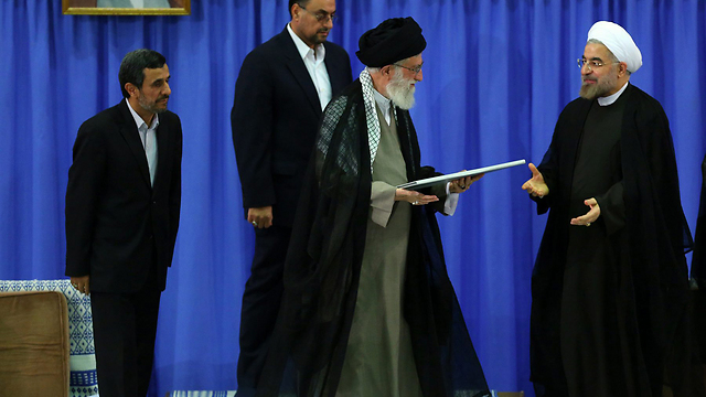 רוחאני בטקס ההשבעה עם המנהיג העליון חמינאי (צילום: EPA) (צילום: EPA)