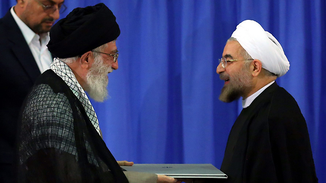 Khamenei (L) and Rohani (Photo: EPA)