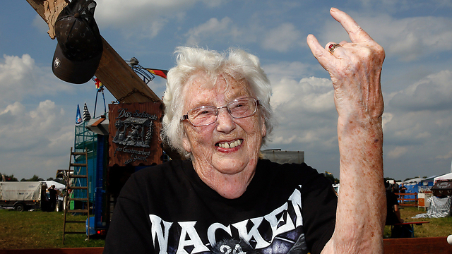 חובבת רוק כבד בת 90 משתתפת בפסטיבל Wacken Open Air, אחד מפסטיבלי מוזיקת ההבי מטאל הפופולריים ביותר בעולם שנערך מדי שנה בעיירה הקטנה וואקן שבגרמניה‏ (צילום: AFP) (צילום: AFP)