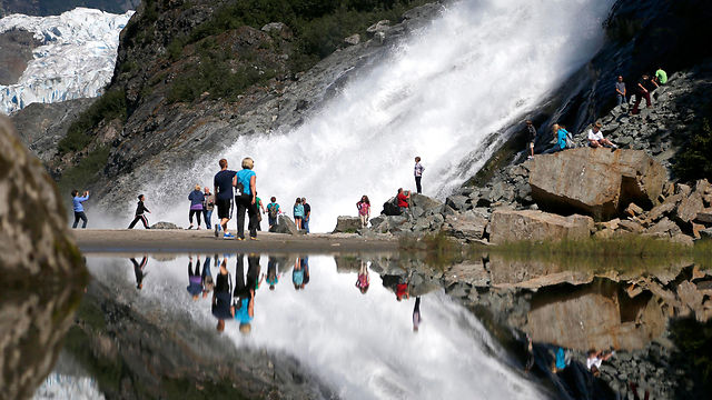 תיירים מסיירים באתר קרחון מנדנהול שביער הלאומי טונגאס (צילום: AP) (צילום: AP)