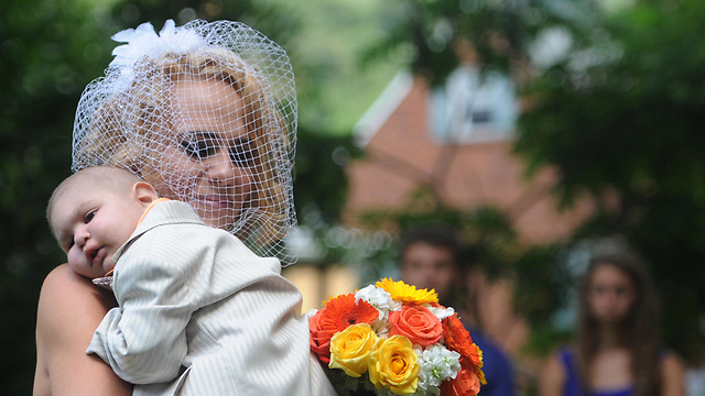 רצתה שבנה יהיה בתמונות של המשפחה. כריסטין ובנה לוגאן בטקס חתונתה (צילום: AP) (צילום: AP)