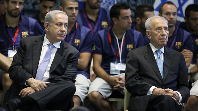 Netanyahu needs a campaign? Peres will help (Photo: AFP)