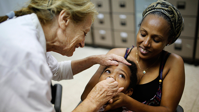 מחסנים מי שנולד אחרי 2004. מבצע החיסונים בדרום (צילום: רויטרס) (צילום: רויטרס)