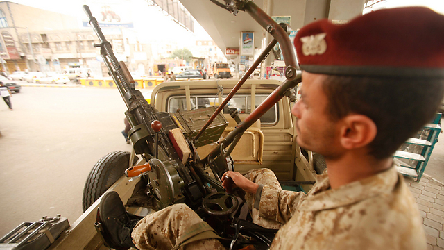 חיילי צבא תימן מסיירים בבירה, צנעא (צילום: רויטרס) (צילום: רויטרס)