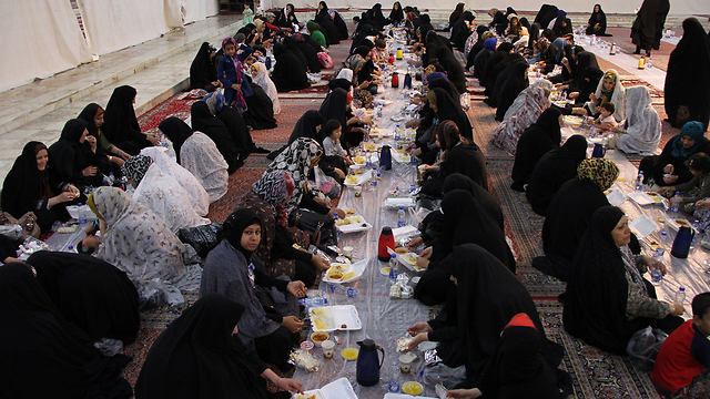 ארוחת איפטר בעיר קום (צילום: MCT) (צילום: MCT)