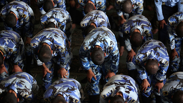 אנשי חיל אוויר בתפילה לרמדאן. "באזורים העשירים של טהרן גם ככה לא צמו אף פעם" (צילום: AP) (צילום: AP)