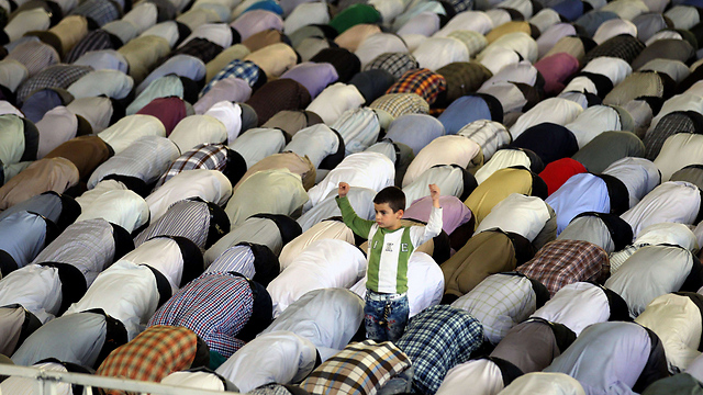 תפילה באיראן. "כשהיינו ילדים התרגשנו" (צילום: AFP) (צילום: AFP)
