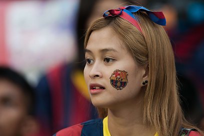 אוהדת ברצלונה בתאילנד (צילום: AFP) (צילום: AFP)