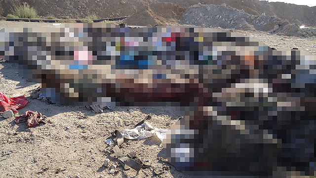 "בין המורדים היו לוחמים זרים". גופות ההרוגים (צילום: AP) (צילום: AP)