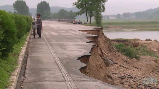 הכביש קרס לנהר, החיילים הביטו בחוסר אונים (צילום: CNN) (צילום: CNN)