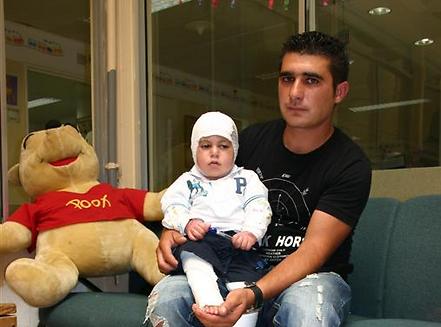 מוחמד עם בנו עבדאללה שהשתחרר כבר הביתה. (צילום: באדיבות דוברות "אסף הרופא")