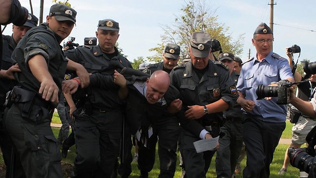 גריקוב נעצר בהפגנה (צילום: sergei chernov) (צילום: sergei chernov)