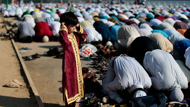 מוסלמים מציינים את סוף הרמדאן בפאלרמו, איטליה (צילום: רויטרס) (צילום: רויטרס)