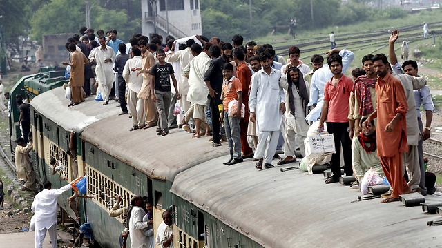 Pakistani workers on way to celebrate holiday with families (Photo: EPA)