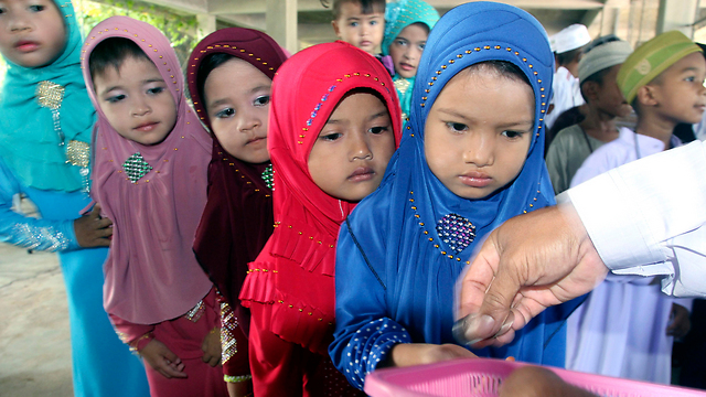 Muslim Thai girls get pocket money for holiday (Photo: EPA)