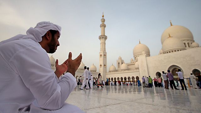 Prayer at mosque in Abu Dabi, UAE (Photo: EPA)