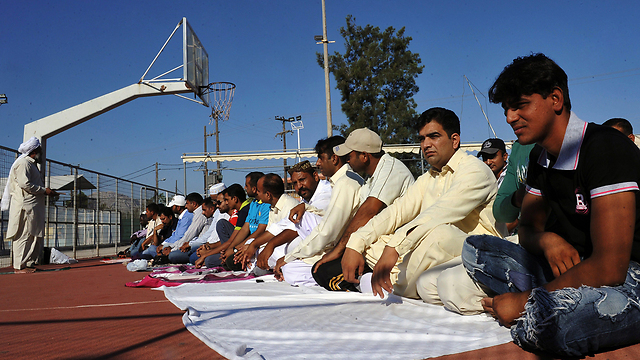 Muslims turn basketball court to prayer area in Greece (Photo: AP)