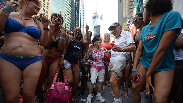 בכיכר טיימס בניו יורק ניסו השבוע לשבור את שיא גינס בהתקבצות פומבית בבגדים תחתונים בלבד. השיא עומד על 2,270 בני אדם (צילום: AFP) (צילום: AFP)