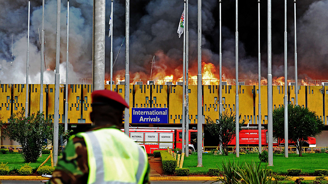 שדה התעופה ג'ומו בניירובי נסגר השבוע בעקבות שריפת ענק. חלק מהטיסות הופנו לשדות תעופה קרובים (צילום: AFP) (צילום: AFP)