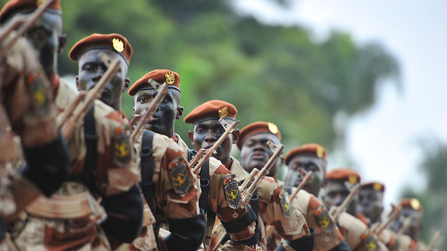 חוף השנהב: חיילי משמר החופים צועדים בחצר ארמון הנשיא במהלך טקס לציון יום העצמאות ה-53 של המדינה, אשר נערך השבוע (צילום: AFP) (צילום: AFP)