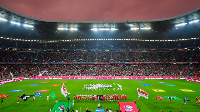 מבט מרחוק על פתיחת משחק הכדורגל בין הקבוצות באיירן מינכן ובורוסיה מנשנגלדבך באצטדיון אליין במינכן (צילום: AP) (צילום: AP)
