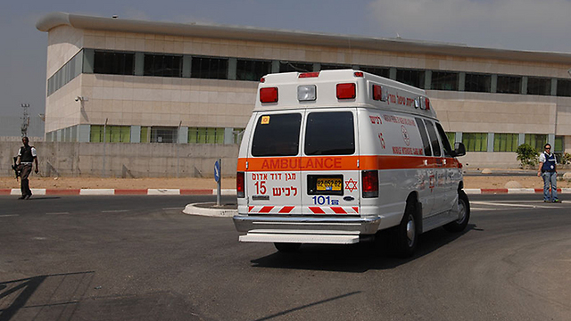 אמבולנס במחסום ארז. 775 אמבולנסים העבירו חולים במעבר ארז בשנת 2014 (צילום: אמיר כהן) (צילום: אמיר כהן)