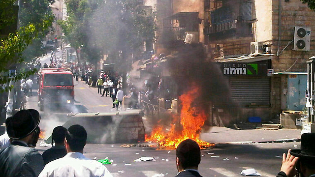 Burned trash bins, blocked streets (Photo: Jerusalem Fire and Rescue)