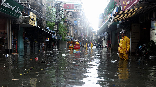 טייפון גרם להצפת רחובות גם בווייטנאם (צילום: AFP) (צילום: AFP)