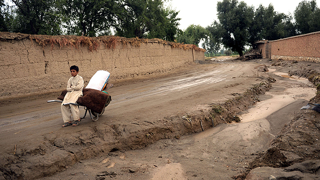 אדמה בוצית באזור קאבול, בירת אפגניסטן, שקיבלה גם היא מנת מים נכבדה (צילום: AFP) (צילום: AFP)