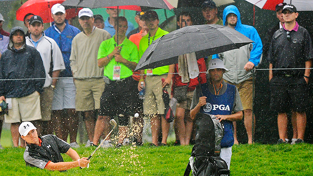 אמריקנים רטובים: חבטה בגשם בטורניר גולף בניו-יורק (צילום: EPA) (צילום: EPA)
