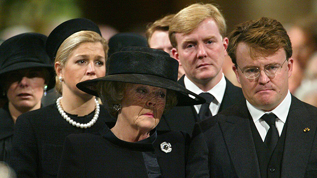 לא היה מועמד לרשת את הכתר כי נישואיו לא אושרו ע"י הממשלה. פריסו ואמו ביאטריקס (צילום: AFP) (צילום: AFP)