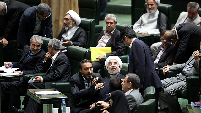 ממשלה של טכנוקרטים תשפר את תדמית איראן? רוחאני בפרלמנט (צילום: AP) (צילום: AP)
